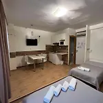 西蒙尼公寓 公寓 *